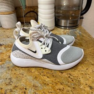 Nike lunarcharge size 6